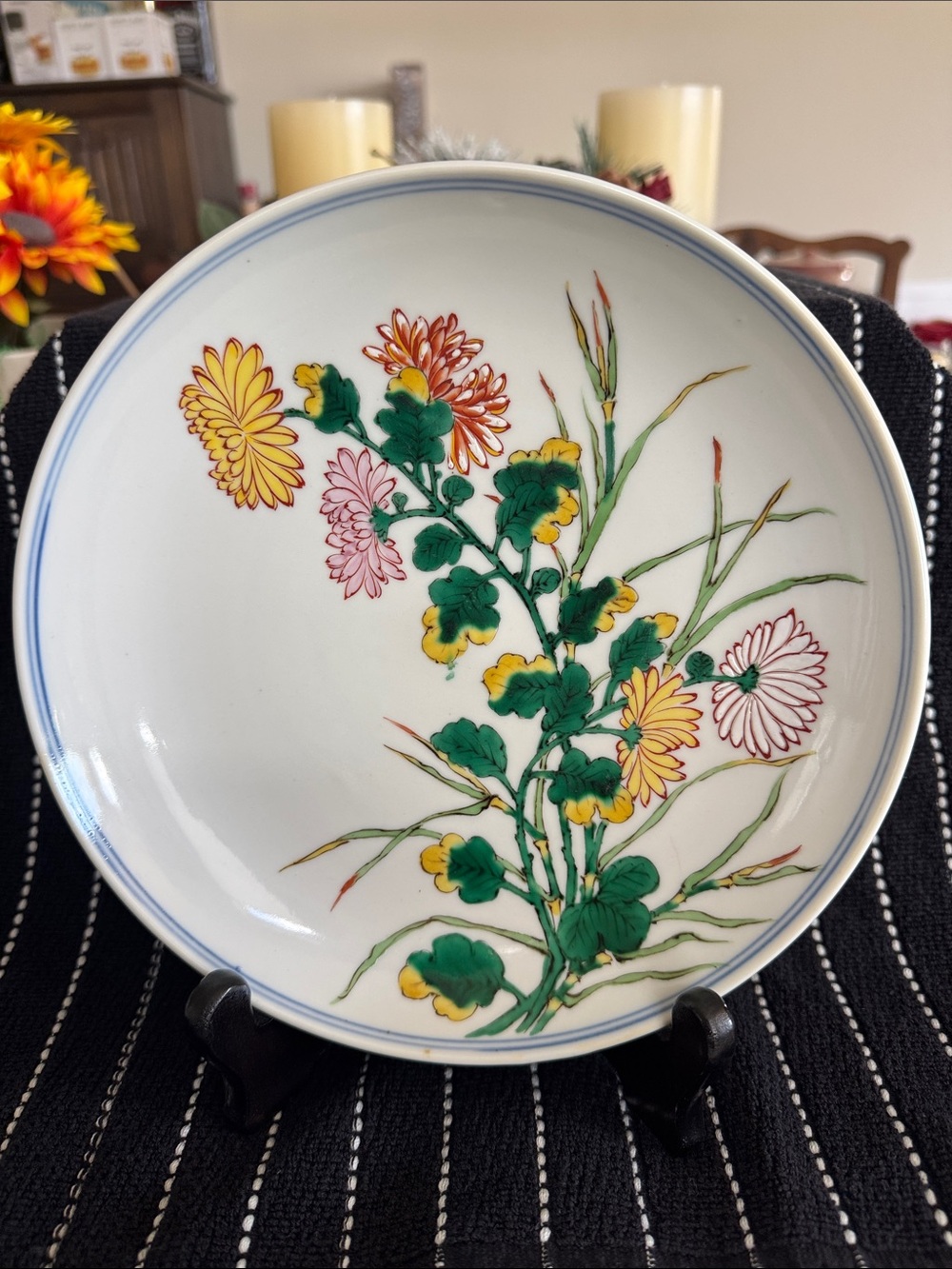 Vintage East Asian Porcelain Hand Painted
Decorative 8 1/2 in Plate With Stand